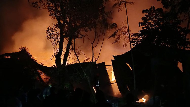 গাজীপুরের শ্রীপুরে কারখানার ঝুট গুদামে অগ্নিকাণ্ড।