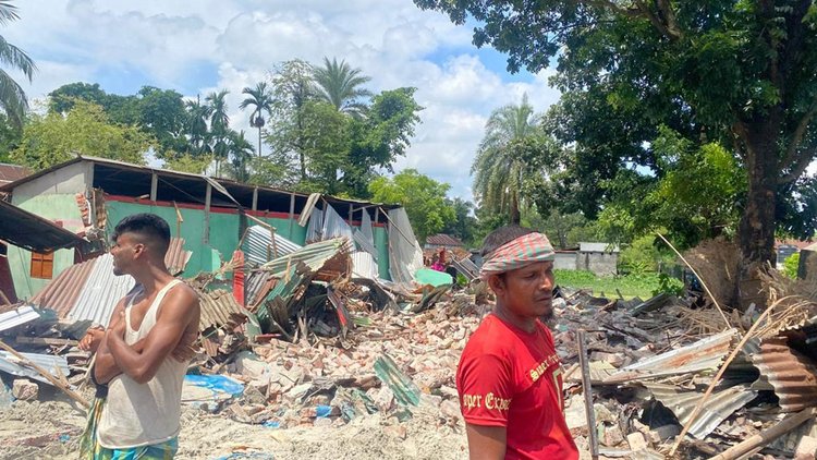 গাজীপুরে ভূমি আইনের প্রথম রায়ে অবৈধ দখলকারীকে উচ্ছেদ। ছবি: আজকের পত্রিকা