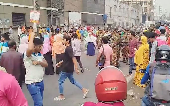 গাজীপুরে মহাসড়ক অবরোধ করে বিক্ষোভ করেছেন পোশাকশ্রমিকেরা। ছবি: আজকের পত্রিকা