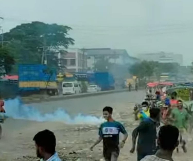 পরিস্থিতি নিয়ন্ত্রণে আনতে পুলিশ ঘটনাস্থলে পৌঁছে শ্রমিকদের ছত্রভঙ্গ করতে টিয়ার গ্যাসের শেল নিক্ষেপ করে। ছবি: আজকের পত্রিকা