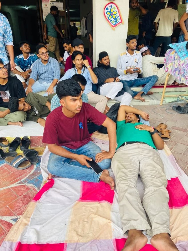 জাতীয় বিশ্ববিদ্যালয়ের অন-ক্যাম্পাস শিক্ষার্থীদের তৃতীয় ব্যাচের ভর্তি বিজ্ঞপ্তি প্রকাশ ও শিক্ষা কার্যক্রম সুনির্দিষ্টভাবে চলমান রাখার দাবিতে আমরণ অনশন। ছবি: আজকের পত্রিকা