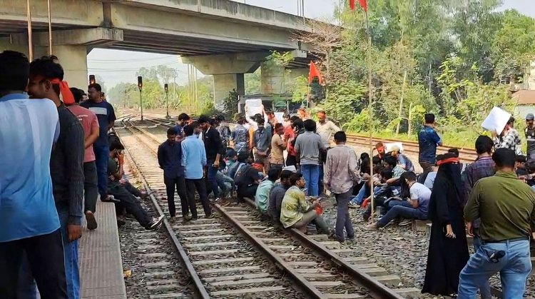 গাজীপুরের কালিয়াকৈরে বিশ্ববিদ্যালয়ের নাম পরিবর্তনের দাবিতে আজ সোমবার ঢাকা-রাজশাহী রেললাইন অবরোধ করেন শিক্ষার্থীরা। ছবি: আজকের পত্রিকা