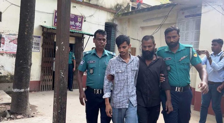 সাংবাদিক আসাদুজ্জামান তুহিন হত্যা মামলায় গ্রেপ্তার আসামিদের রিমান্ড শেষে আজ সোমবার দুপুরে কড়া নিরাপত্তায় গাজীপুর আদালতে হাজির করে পুলিশ। ছবি: আজকের পত্রিকা