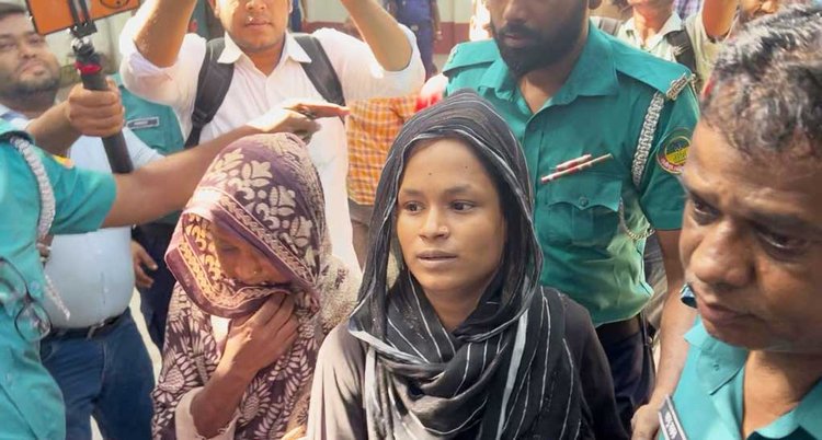 সাংবাদিক আসাদুজ্জামান তুহিন হত্যা মামলায় গ্রেপ্তার আসামিদের রিমান্ড শেষে আজ সোমবার দুপুরে কড়া নিরাপত্তায় গাজীপুর আদালতে হাজির করে পুলিশ। ছবি: আজকের পত্রিকা