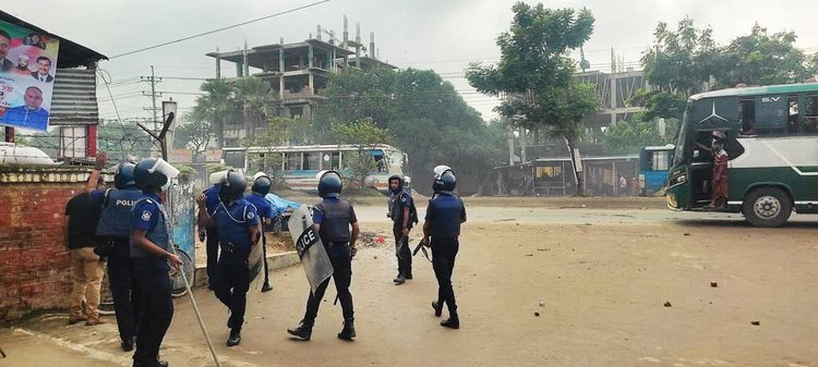 গাজীপুরের শ্রীপুরের জৈনা বাজার এলাকায় আজ রোববার সকালে ঢাকা-ময়মনসিংহ মহাসড়ক অবরোধ করেন একটি কারখানার শ্রমিকেরা। খবর পেয়ে পুলিশ এসে পরিস্থিতি নিয়ন্ত্রণে আনার চেষ্টা করে। ছবি: আজকের পত্রিকা