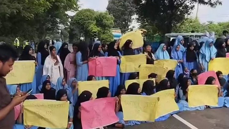 দুর্ঘটনার পর বিদ্যালয়ের শিক্ষার্থীরা ক্ষুব্ধ হয়ে ঢাকা-চট্টগ্রাম মহাসড়ক অবরোধ করে। ছবি: আজকের পত্রিকা