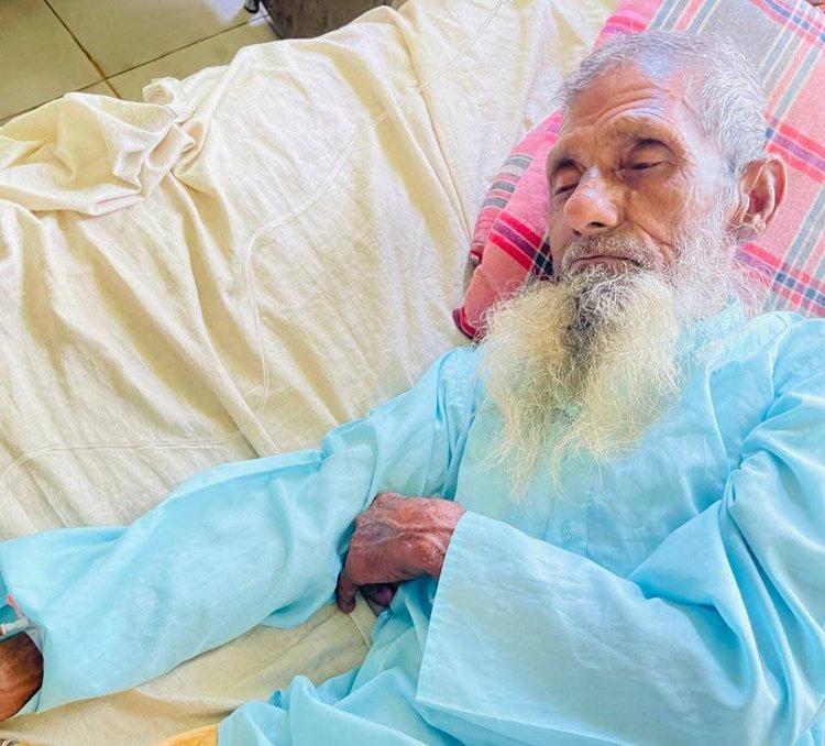 মুক্তিযুদ্ধের ৫৫ বছর পর অস্ত্রোপচারের মাধ্যমে মন্নাস আলীর পেট থেকে বের করা হলো গুলি। ছবি: আজকের পত্রিকা