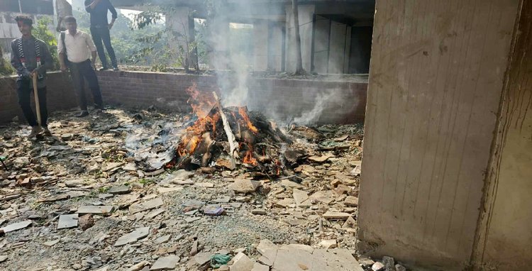 গুলিস্তানে আওয়ামী লীগের কেন্দ্রীয় কার্যালয়ের ভেতরে পরিত্যক্ত আসবাবপত্রে আগুন ধরিয়ে দেওয়ার ঘটনা ঘটেছে। ছবি: আজকের পত্রিকা
