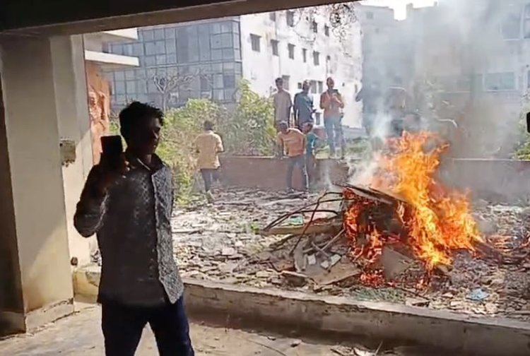 গুলিস্তানে আওয়ামী লীগের কেন্দ্রীয় কার্যালয়ের ভেতরে পরিত্যক্ত আসবাবপত্রে আগুন ধরিয়ে দেওয়ার ঘটনা ঘটেছে। ছবি: আজকের পত্রিকা