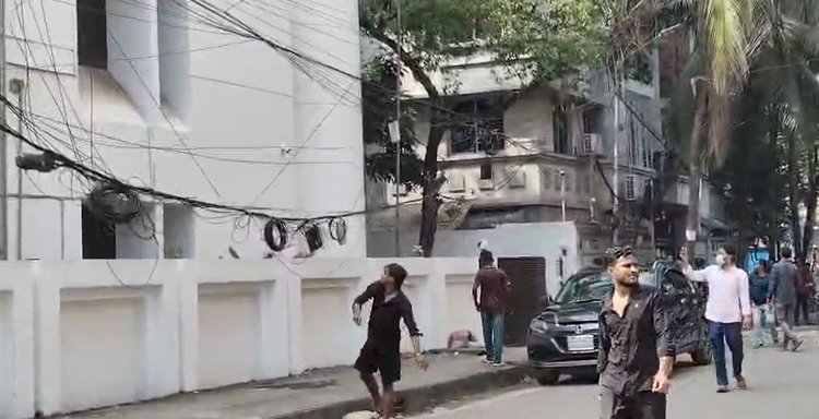 জিএম কাদেরের উত্তরার বাসায় আজ সোমবার সকালে বিক্ষোভের ঘটনা ঘটেছে। ছবি: ভিডিও থেকে