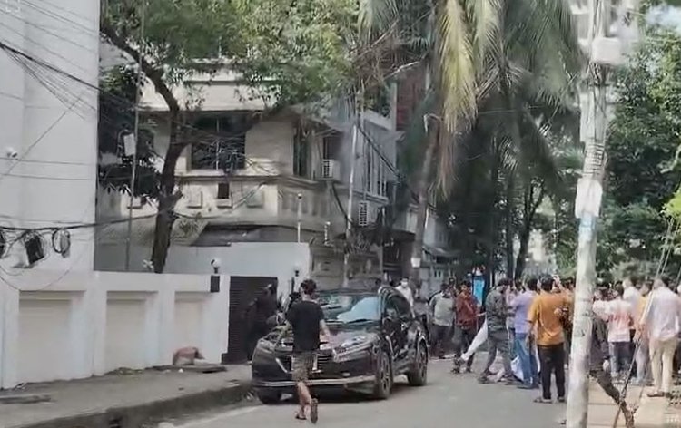 জিএম কাদেরের উত্তরার বাসায় আজ সোমবার সকালে বিক্ষোভের ঘটনা ঘটেছে। ছবি: ভিডিও থেকে
