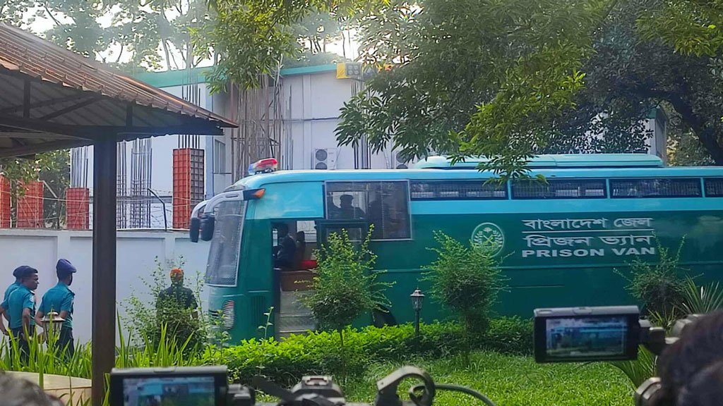 ট্রাইব্যুনালে আনা হয়েছে সেনা কর্মকর্তাদের