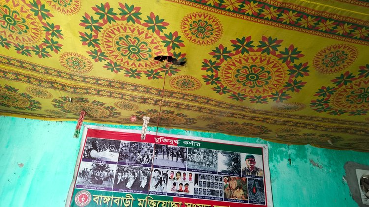 গোমস্তাপুরে মুক্তিযোদ্ধা সংসদ সন্তান কমান্ডের অফিসে হামলা-ভাঙচুর। ছবি: আজকের পত্রিকা