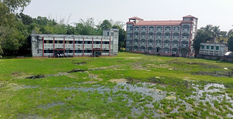 দীর্ঘদিনের এই জলাবদ্ধতা নিরসনে কর্তৃপক্ষ কোনো উদ্যোগ না নেওয়ায় দুই প্রতিষ্ঠানের হাজারো শিক্ষার্থীর পাঠদান মারাত্মকভাবে ব্যাহত হচ্ছে। ছবি: আজকের পত্রিকা