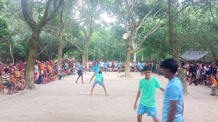 গ্রামীণ ঐতিহ্য ফিরিয়ে আনতে গাংনীতে গাদন খেলার আয়োজন। ছবি: আজকের পত্রিকা
