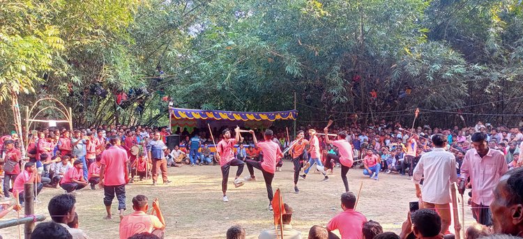 মেহেরপুরের গাংনী উপজেলার চরগোয়াল গ্রামে গতকাল অনুষ্ঠিত হয় লাঠিখেলা। খেলা দেখতে নারী-পুরুষের উপচে পড়া ভিড়। ছবি: আজকের পত্রিকা