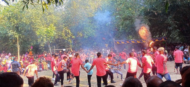 মেহেরপুরের গাংনী উপজেলার চরগোয়াল গ্রামে গতকাল অনুষ্ঠিত হয় লাঠিখেলা। খেলা দেখতে নারী-পুরুষের উপচে পড়া ভিড়। ছবি: আজকের পত্রিকা