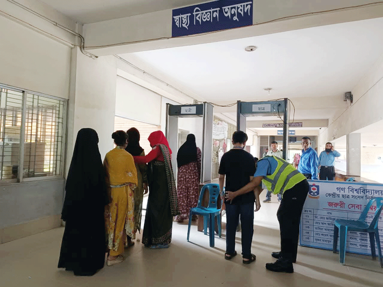 নিরাপত্তা ও প্রশাসনিক তদারকিতে নেওয়া হয়েছে বিশেষ ব্যবস্থা। ছবি: আজকের পত্রিকা
