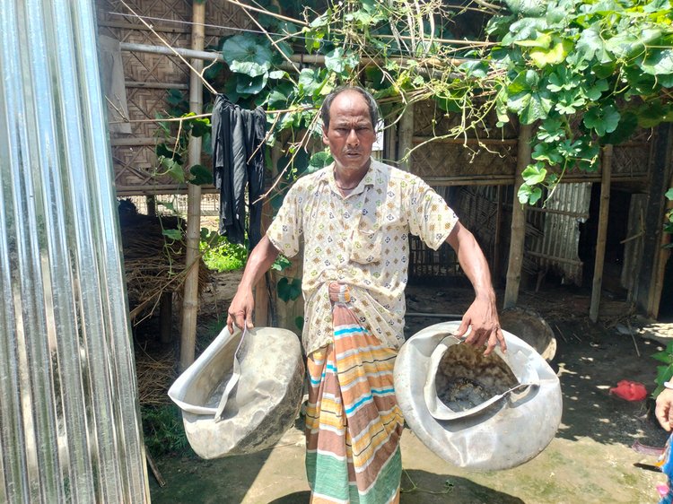 রংপুরের গঙ্গাচড়া আলদাতপুর ছয়আনি হিন্দুপল্লির আরেক ভুক্তভোগী রবীন্দ্রনাথ রায়। ছবি: আজকের পত্রিকা