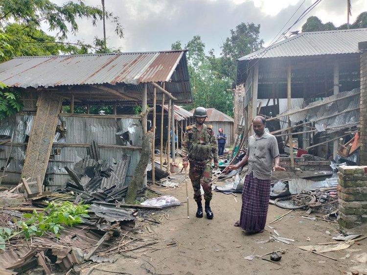 ঘটনাস্থল পরিদর্শন করছে আইনশৃঙ্খলা রক্ষাকারী বাহিনী। ছবি: আজকের পত্রিকা