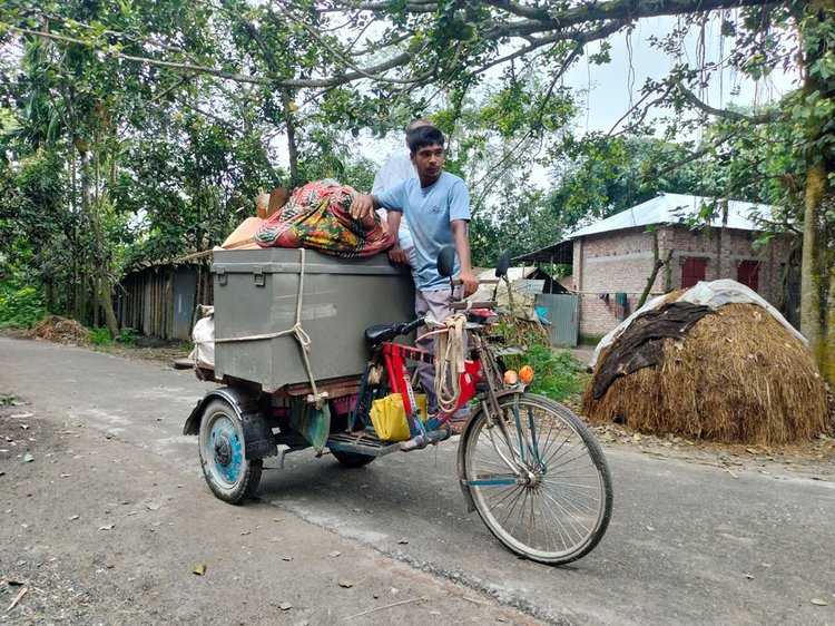 আসবাবপত্র, গবাদিপশুসহ বিভিন্ন জিনিস সরিয়ে নেওয়া হচ্ছে। ছবি: আজকের পত্রিকা