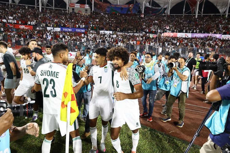 গোলের পর সতীর্থদের সঙ্গে মোরসালিনের উদযাপন। শেষ পর্যন্ত তাঁর গোলেই জয় নিয়ে মাঠ ছেড়েছে বাংলাদেশ।