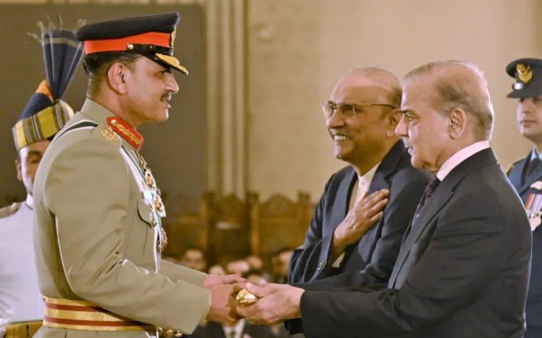 পাকিস্তানে ‘ব্যালটের বিপরীতে উর্দিকে প্রাধান্য’ দিতেই কি সংবিধান সংশোধন