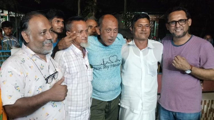 চলচ্চিত্র ও নাট্য অভিনেতা সমু চৌধুরীকে পরিবারের কাছে হস্তান্তর করা হয়। ছবি: আজকের পত্রিকা