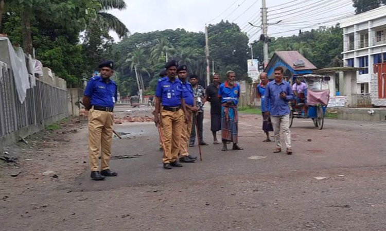 গোপালগঞ্জ শহরের বিভিন্ন এলাকায় আনসার সদস্যরা দায়িত্ব পালন করছেন। ছবি: আজকের পত্রিকা