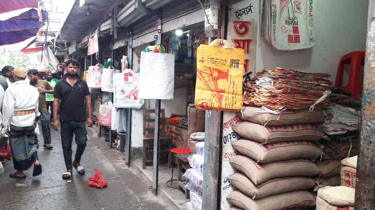 আজ সকালে শহরের রাস্তায় জনসমাগম বাড়তে শুরু করেছে, খুলছে দোকানপাট। ছবি: আজকের পত্রিকা
