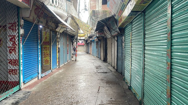 গোপালগঞ্জ শহরের কাপড়পট্টি এলাকায় বন্ধ দোকানপাট। ছবি: আজকের পত্রিকা