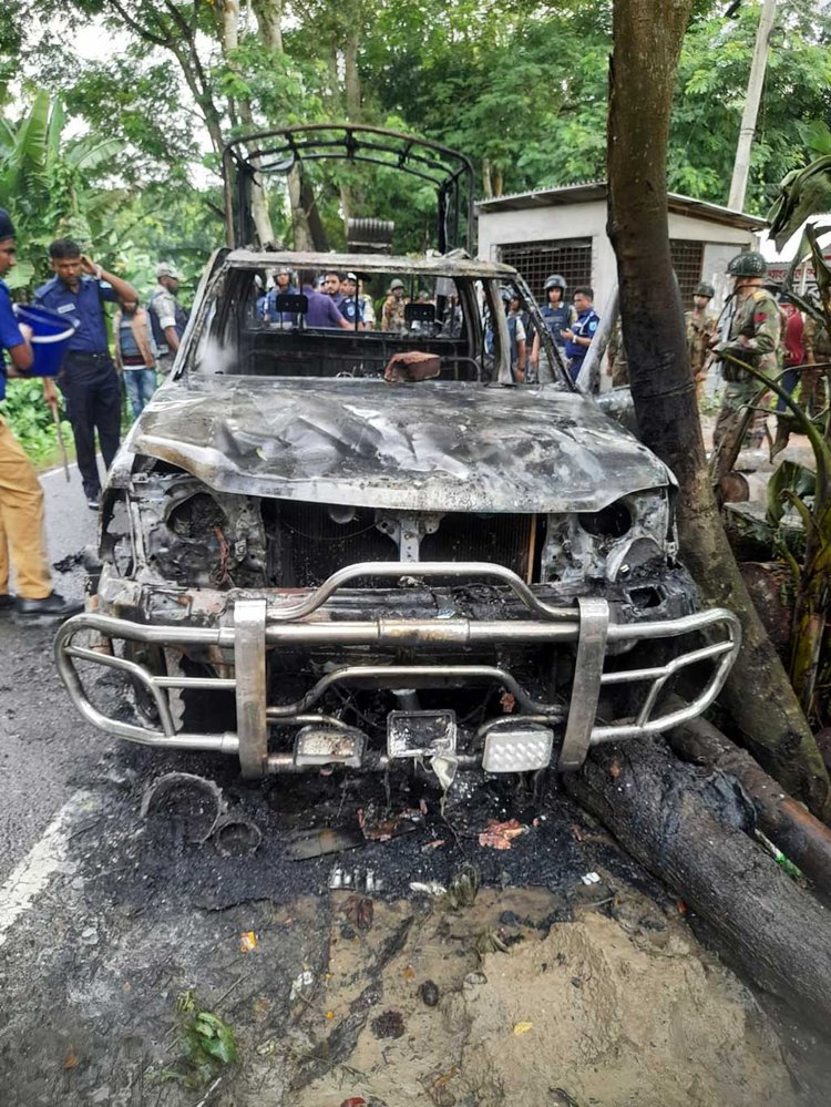 পুলিশের গাড়িতে ভাঙচুর চালিয় আগুন ধরিয়ে দেয় ছাত্রলীগের নেতা-কর্মীরা। ছবি: আজকের পত্রিকা