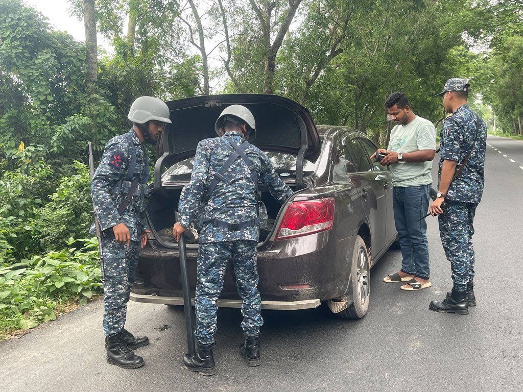 গোপালগঞ্জে চলছে কারফিউ, আটক ২০