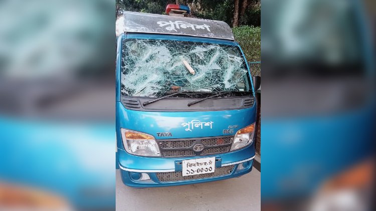 পুলিশের গাড়ি ভাঙচুর করা হয়। ছবি: আজকের পত্রিকা