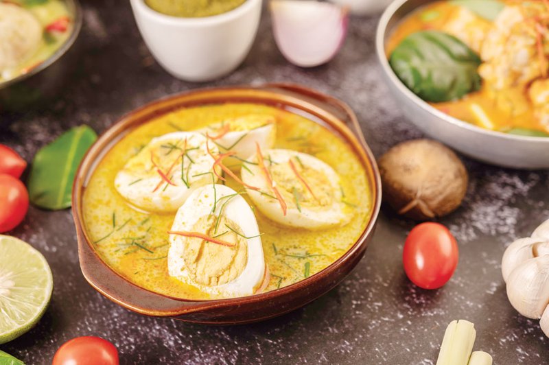 green-curry-with-eggs-black-cups-with-lemon-lemongrass-chili-tomatoes
