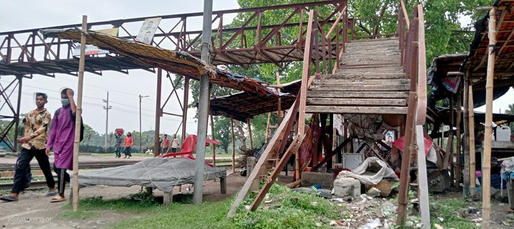 স্টেশনের একমাত্র ফুট ওভারব্রিজটি জরাজীর্ণ ও ব্যবহারের অনুপযোগী। ছবি: আজকের পত্রিকা