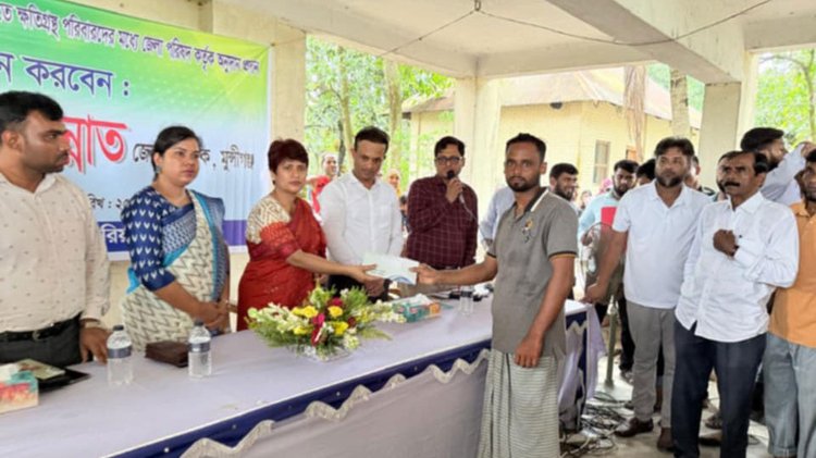 রোববার (২৫ মে) বিকেল ৪টায় ভাটি বলাকী সরকারি প্রাথমিক বিদ্যালয় প্রাঙ্গণে ক্ষতিগ্রস্তদের হাতে অনুদান তুলে দেন জেলা প্রশাসক ফাতেমা তুল জান্নাত। ছবি: আজকের পত্রিকা