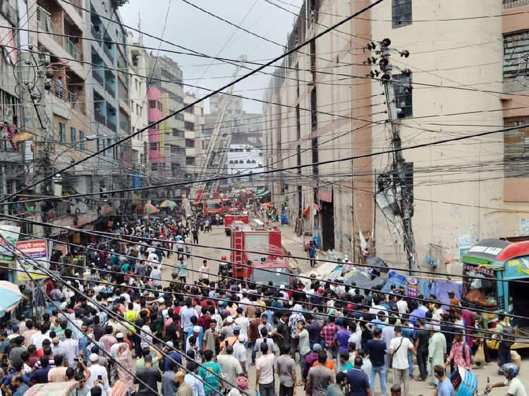সুন্দরবন স্কয়ার সুপার মার্কেটে আগুন লাগার পর ঘটনাস্থলে স্থানীয় ও উৎসুক জনতার ভিড় দেখা যায়। ছবি: আজকের পত্রিকা