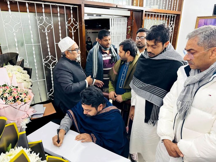 শোক বইয়ে স্বাক্ষর করেন এনসিপির আহ্বায়ক নাহিদ ইসলাম। ছবি: সংগৃহীত