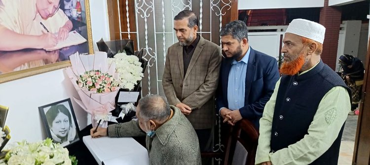 শোক বইয়ে স্বাক্ষর করেন জামায়াতে নায়েবে আমির সৈয়দ আব্দুল্লাহ মোহাম্মদ তাহের। ছবি: সংগৃহীত