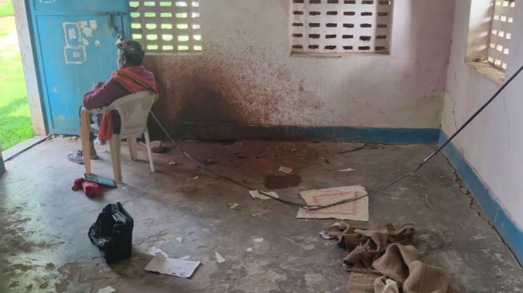 স্কুলে বসে গুটখা খেয়ে পিক ফেলে স্কুলের দেয়াল ভরিয়ে ফেলেন এই প্রধান শিক্ষক। ছবি: এনডিটিভি