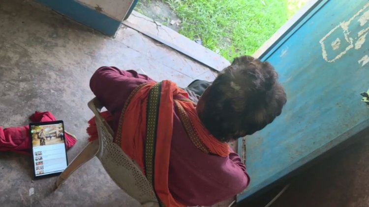 অভিযুক্ত প্রধান শিক্ষক ক্লাসরুমে বসে ইউটিউবে গান শোনেন আর গুটকা খান। ছবি: এনডিটিভি