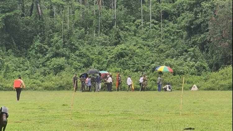 গোয়াইনঘাটে সীমান্ত জরিপে বিএসএফকে জনতার বাধা। ছবি: আজকের পত্রিকা