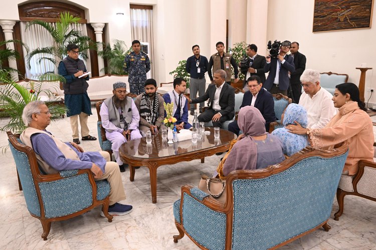 যমুনায় শরিফ ওসমান হাদির পরিবার। ছবি: প্রেস উইং