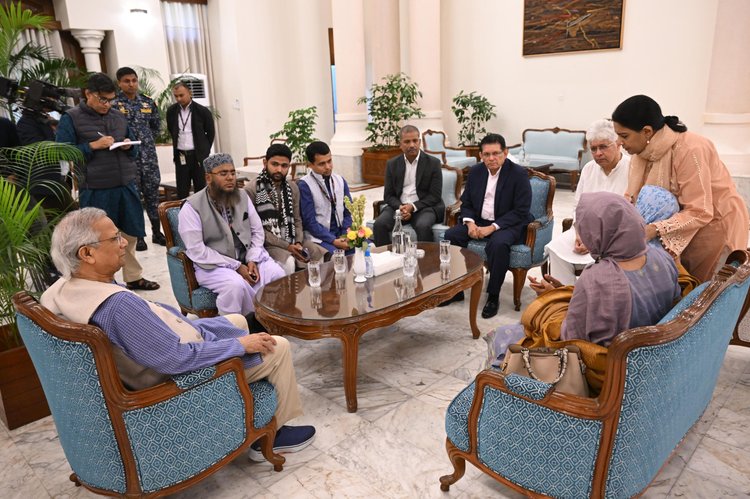 যমুনায় শরিফ ওসমান হাদির পরিবার। ছবি: প্রেস উইং