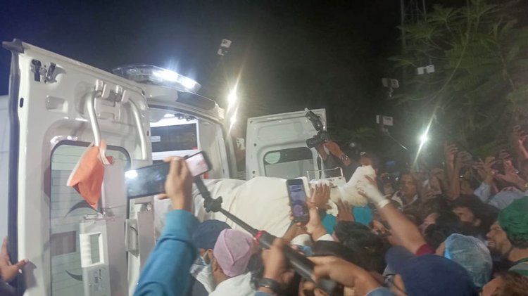 সন্ধ্যা সাড়ে ৭টার দিকে শরিফ ওসমান হাদিকে অ্যাম্বুলেন্সে করে এভারকেয়ার হাসপাতালে নেওয়া হয়। ছবি: আজকের পত্রিকা