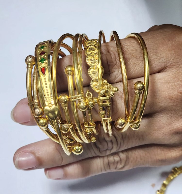 পরিবারের সদস্যদের সঙ্গে শেখ হাসিনার যৌথ দুই লকারে রয়েছে সোনার তৈরি নৌকা, হরিণ ও অলংকার। ছবি: দুদক