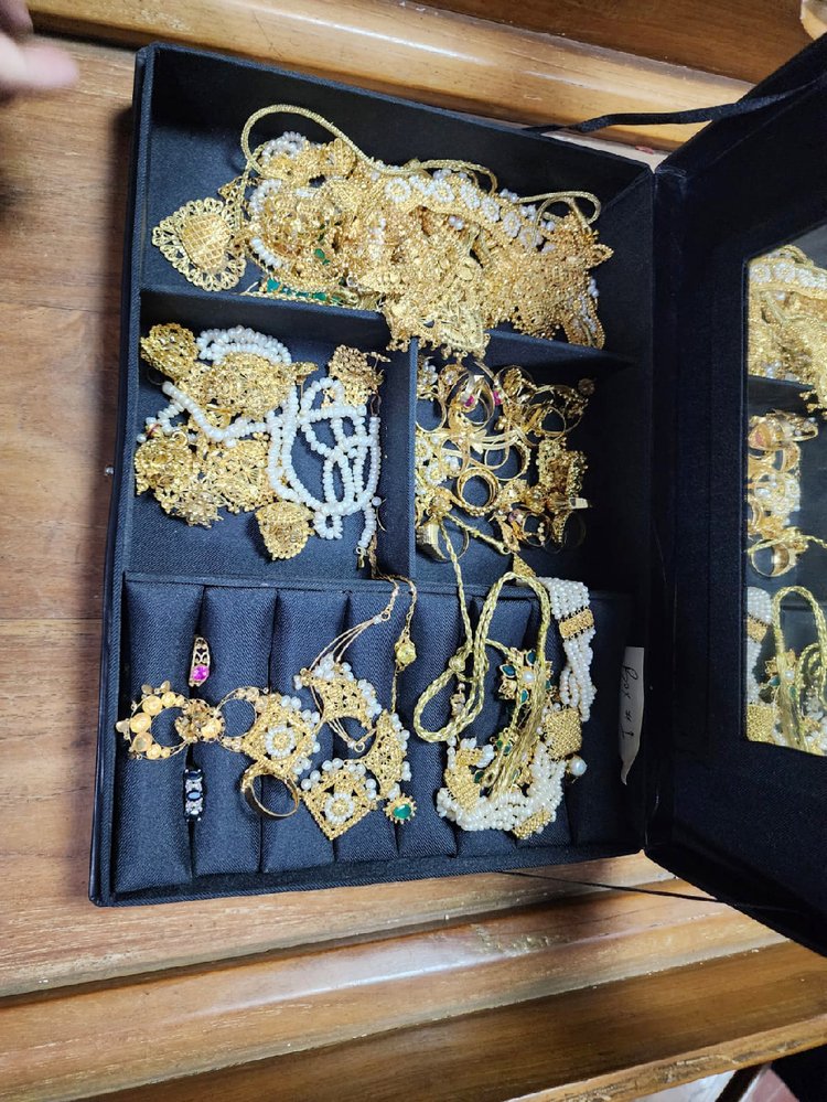 দুদক জানায়, লকারের প্রতিটি গয়নার সঙ্গে আলাদা চিরকুটে কার গয়না সেটি উল্লেখ করা রয়েছে। ছবি: আজকের পত্রিকা।