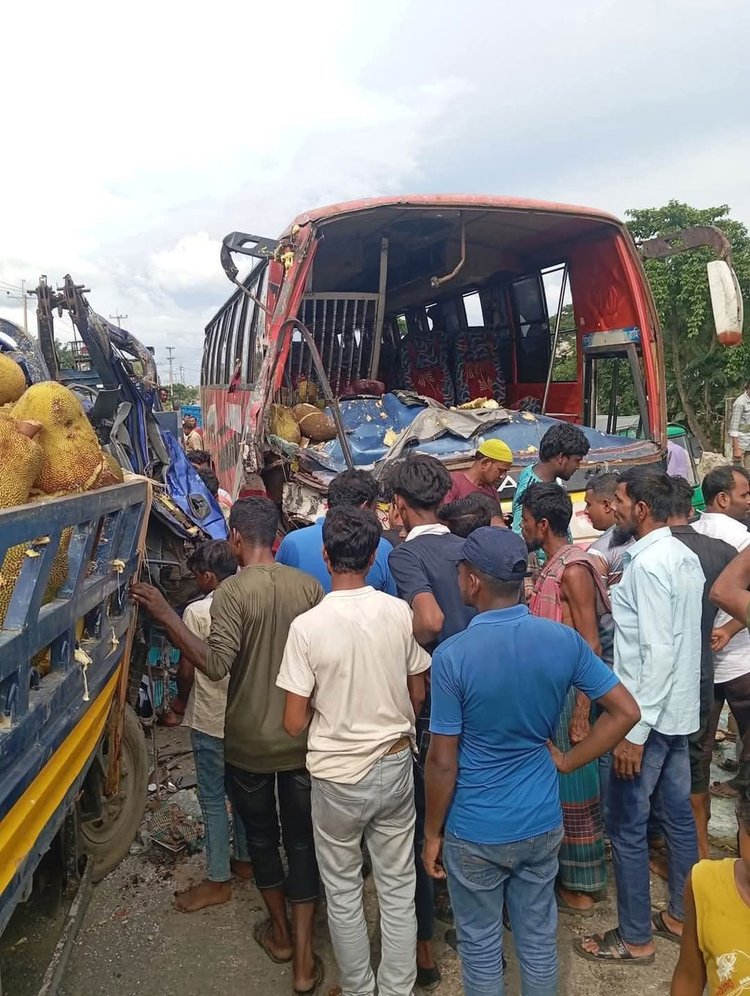 মাধবপুর উপজেলার বেজুড়ায় আজ বেলা ৩টায় যাত্রীবাহী বাস ও কাঁঠালবাহী পিকআপ ভ্যানের মুখোমুখি সংঘর্ষে পিকআপ ভ্যানের চালক নিহত হয়েছেন। ছবি: আজকের পত্রিকা