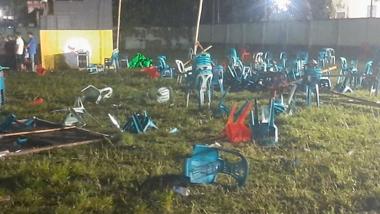 ব্যান্ড দল ‘লালন’ মাত্র দুটি গান পরিবেশন করে মঞ্চ ছাড়তে বাধ্য হয়। ছবি: আজকের পত্রিকা